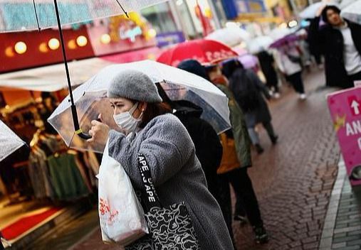 日本男子确诊新冠后，高喊“我要去传播病毒”，坐车跑完两家酒吧