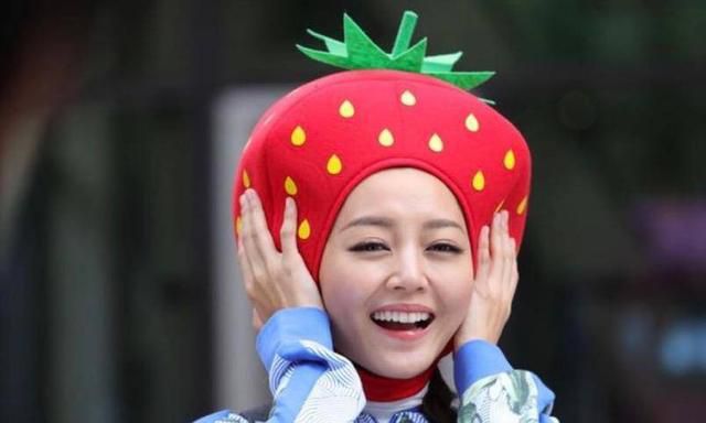 香港女艺人为拍摄新电影恶补日文演好角色草莓造型吸引路人拍照