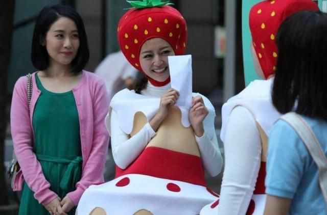 香港女艺人为拍摄新电影恶补日文演好角色草莓造型吸引路人拍照