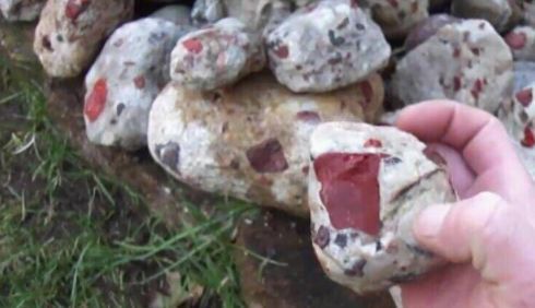 女子在山上捡到了七彩的石头，拿到家中，父亲查看后不淡定了