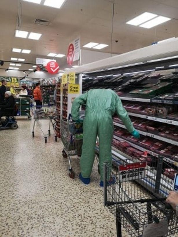 英国男子头戴防毒面具，一身防护服逛超市，全程镇定自若