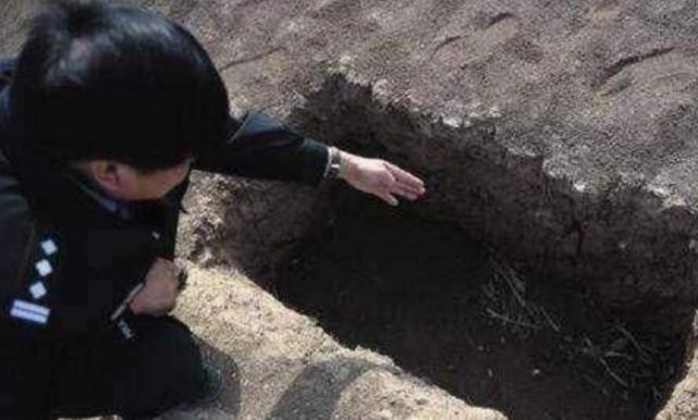 以盗墓高手自居，瞧不起考古专家，认为使用洛阳铲探墓上不了台面