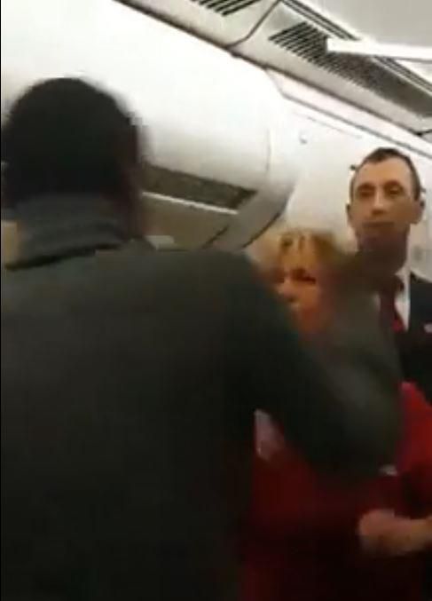 疫情下外国飞机上还有这种事：空乘不停擦着男旅客吐她一脸的口水
