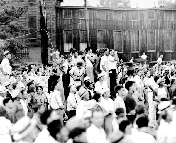 美国最后一次公开绞刑全过程两万人围观现场如同狂欢节