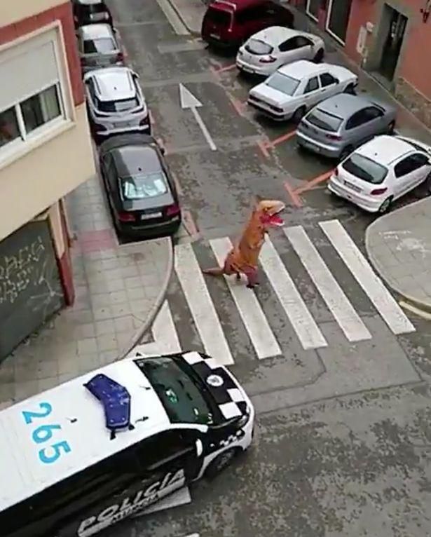 西班牙确诊男子扮恐龙出门被警察抓回，网友：他是负责搞笑的