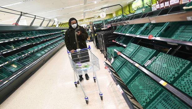 上了48个小时班，英国女护士再去超市，看到空荡荡的货架当场泪崩