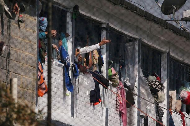 不满卫生条件，哥伦比亚一监狱内或因疫情发生暴动，已有23人死亡