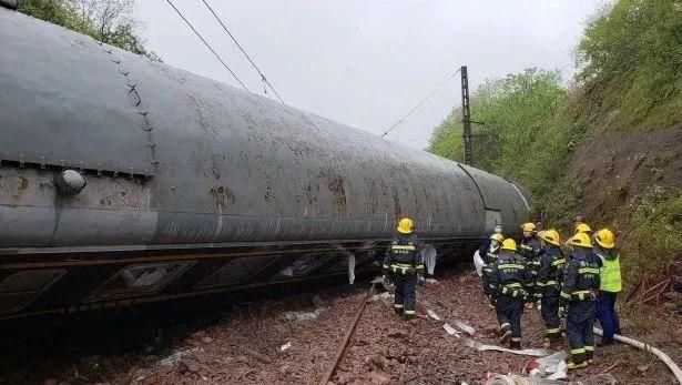 湖南境内列车脱轨侧翻致一人死亡，乘客并非“湖北复工人员”