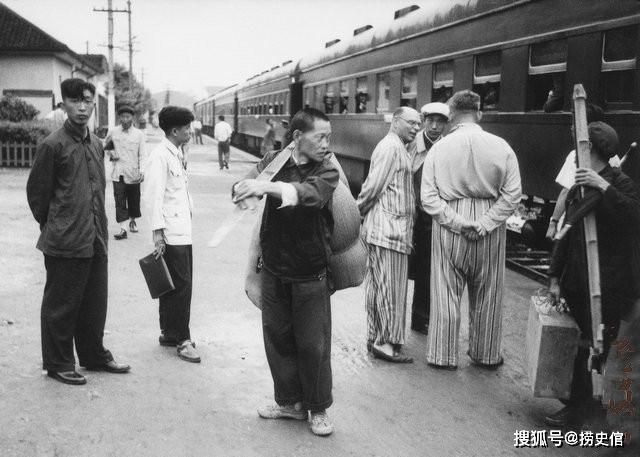 老照片：1956年的中国，苏联专家还在，男女跳舞还有些尴尬