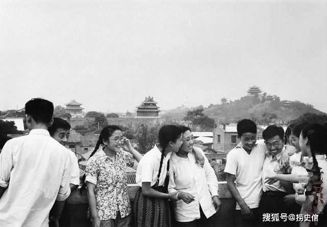 老照片：1956年的中国，苏联专家还在，男女跳舞还有些尴尬