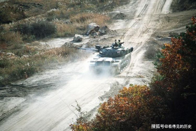 老照片80年代驻韩美军先进的M60主战坦克