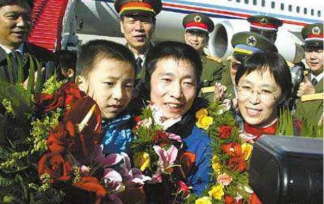 杨利伟38岁成“中国航天第一人”，妻子因太担心，成半个气象专家