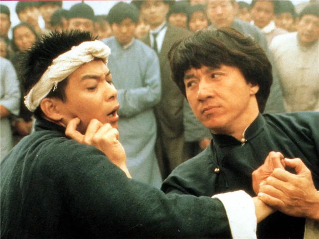 1994年，成龙和刘家良联手，打败了袁和平和李连杰的《精武英雄》