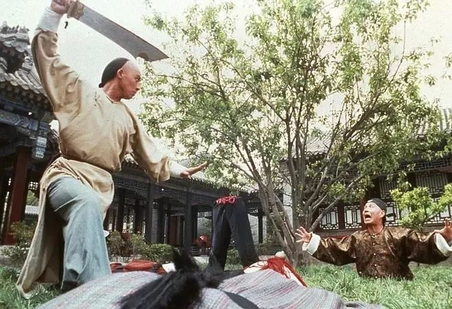 被李小龙追杀，与成龙谈崩，他是香港电影界最后的大佬，却晚景凄凉