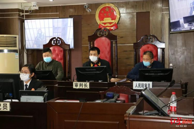 网红火锅店回收使用地沟油老板被判刑7年赔偿440多万元