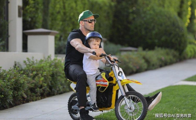 笑哭了！53岁杰森·斯坦森骑儿子“玩具摩托”兜风，真活宝老爸啊