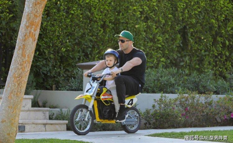 笑哭了！53岁杰森·斯坦森骑儿子“玩具摩托”兜风，真活宝老爸啊