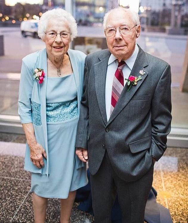 美国老夫妇先后确诊新冠，十指相扣离开人间，曾恋爱长跑73年