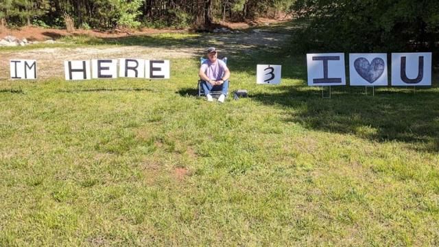 妻子化疗，美国男子在草坪上竖起了标语牌：我在这里，我爱你