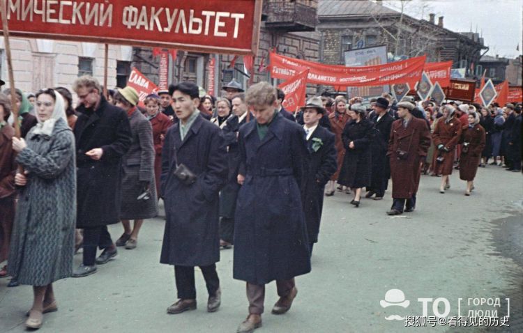 老照片1961年苏联西伯利亚的五一劳动节游行队伍高举列宁画像