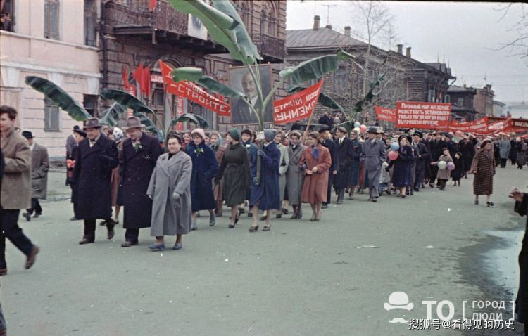 老照片1961年苏联西伯利亚的五一劳动节游行队伍高举列宁画像