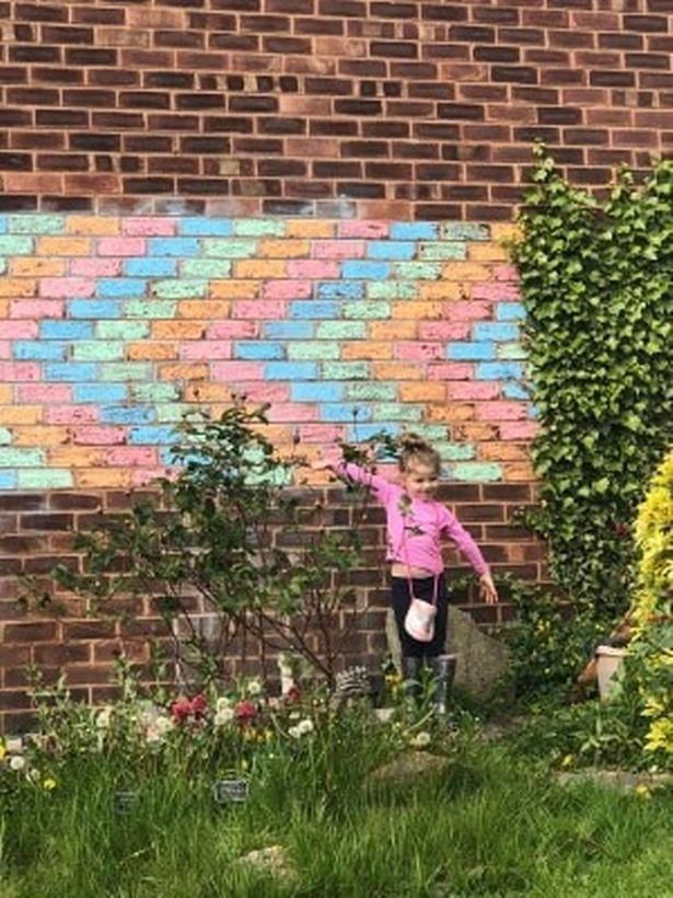 英国小女孩在墙上画画，向医护人员致敬，被邻居嫌弃画得太丑了