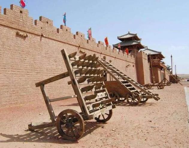 古代战争中，为何守城士兵不推倒梯子，而是扔石头？里面有大学问