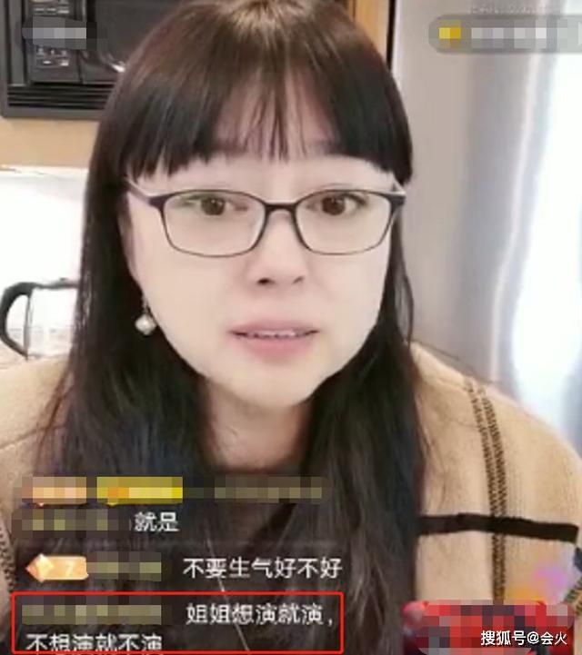 素质堪忧！演员李菁菁直播怼网友，骂不过瘾还诅咒其婚姻和孩子？