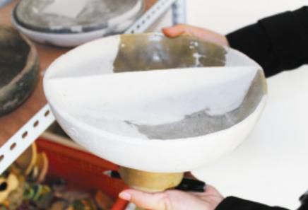 邢窑遗址中出土古代鸳鸯锅，可这都不算什么，最珍贵的是一个瓷片