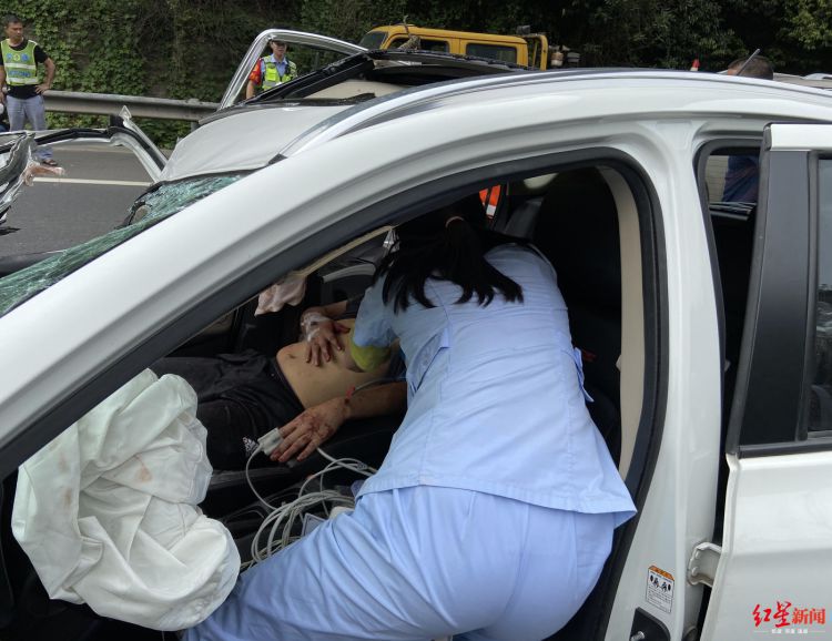 成雅高速车祸有人受伤被困，两辆“路过”救护车接力救援