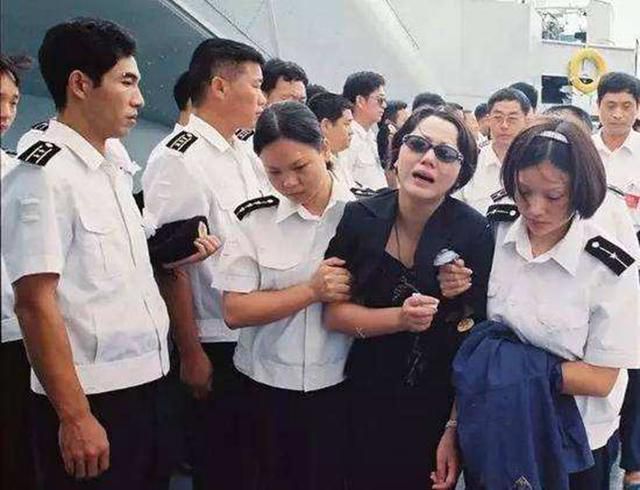 王伟坠机牺牲后家人现状如何？妻子是上校，儿子也成为军官