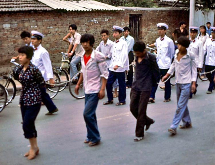 上世纪80年代，唐山“菜刀队”有多猖狂，竟敢拦截领导人的车队