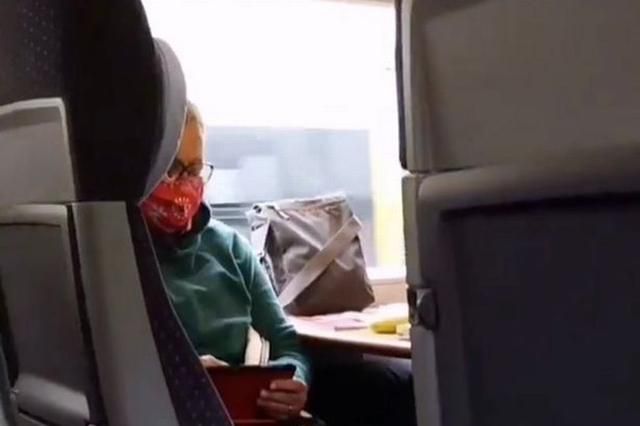德国女子乘火车光脚丫霸占座位，网友嘲讽：至少她还带着口罩呢