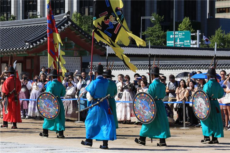 韩国首尔：景福宫，观北京故宫（明）卫士换岗仪式