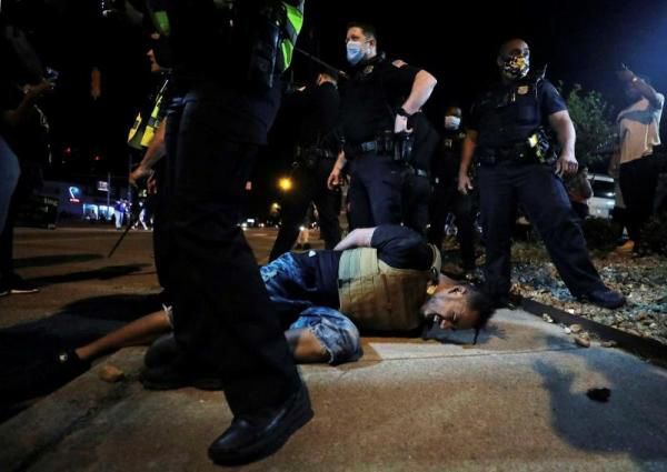 暴力执法白人警察被捕，抗议袭向全美