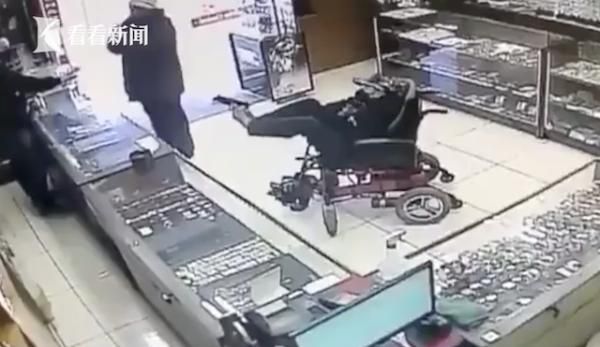 “轮椅男”抢劫用双脚举枪威胁：不要声张