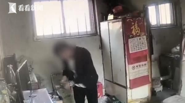 大妈回家“偶遇”小偷盗窃发灵魂拷问将他吓跑