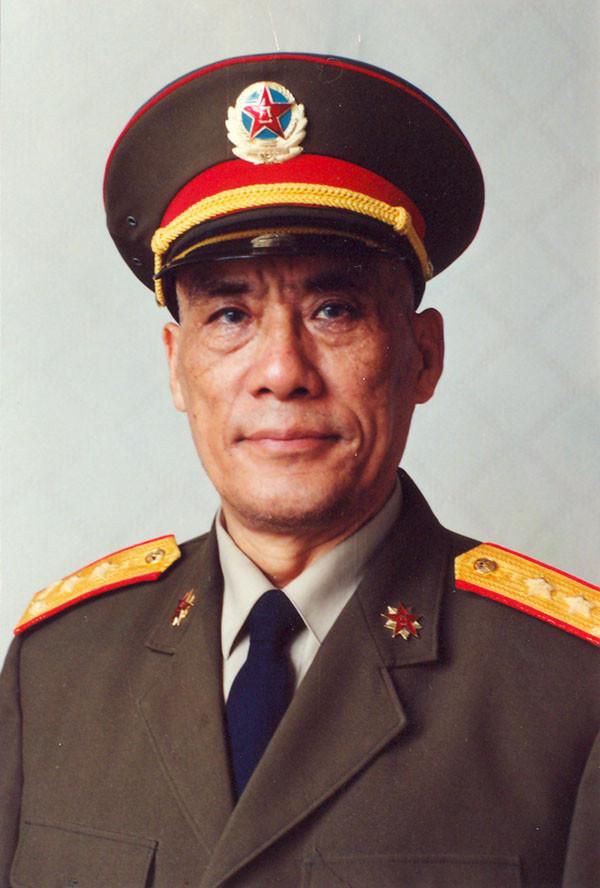 他是许世友手下突击队长，带出英雄连，后来当了北京军区司令员