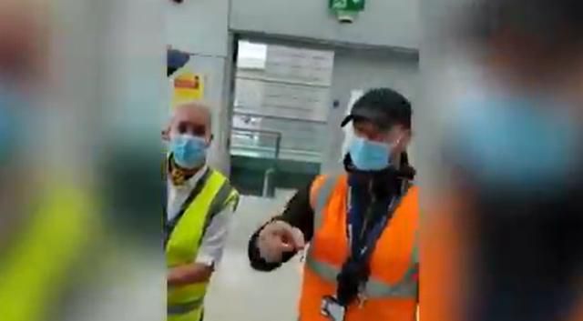 英国男子在登机口被拦，只因没戴口罩，还要被工作人员赶出去