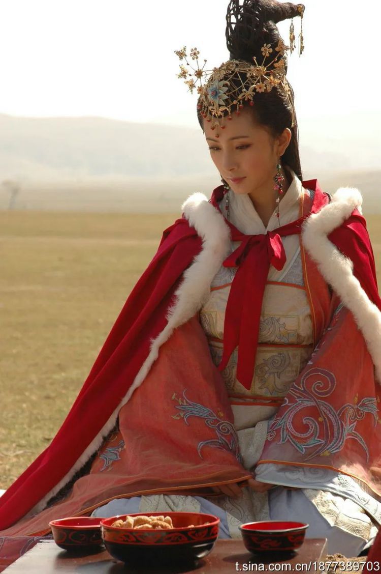 杨幂第一次出演大女主，搭档三位金鸡影后，刘晓庆也是配角