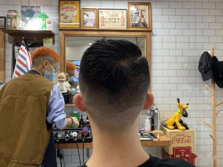 想剪个头发因为是女的被拒在门外，杭州一些理发店只剪男头，每天还要预约