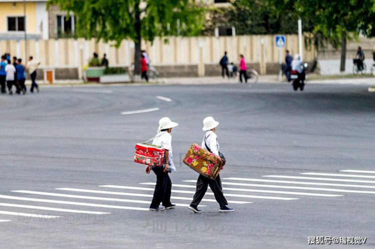 朝鲜街头地摊：西瓜香烟小食品，顾客少光临，摊主都是中老年妇女