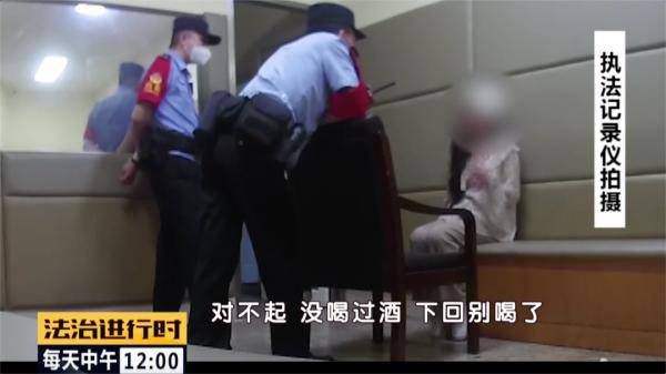 北京南站：女子坐地上大口豪饮，几分钟后倒地不起