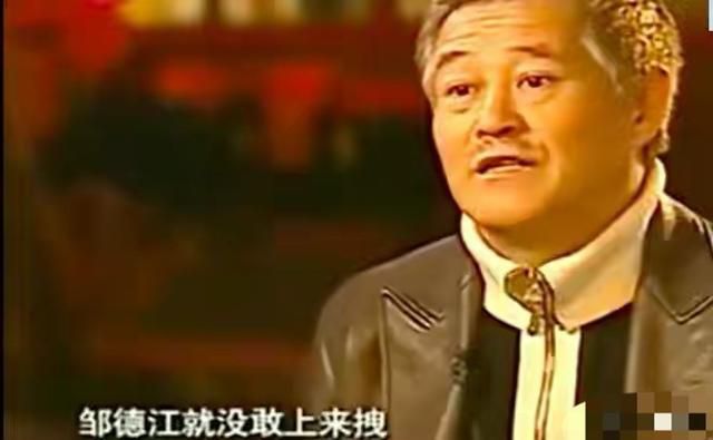 他因《曲苑杂坛》爆红，得罪赵本山离开央视，今54岁变天桥艺人