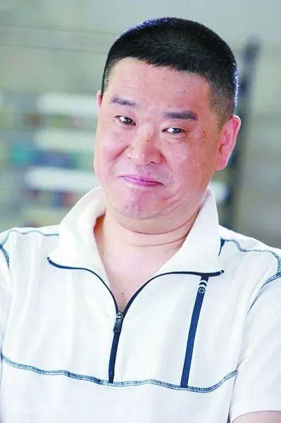 他因《曲苑杂坛》爆红，得罪赵本山离开央视，今54岁变天桥艺人