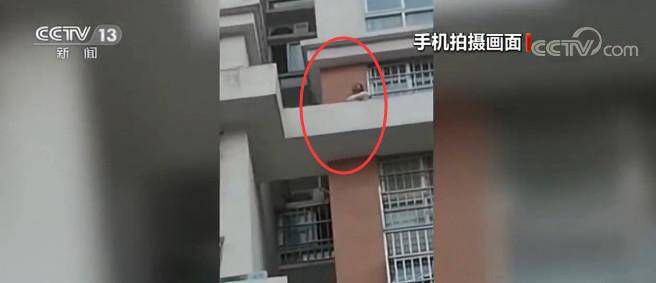 山东聊城：女童被困15楼窗外维修工冒险救人