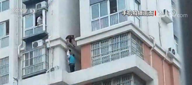 山东聊城：女童被困15楼窗外维修工冒险救人