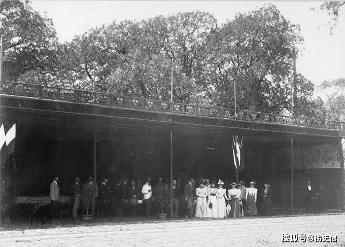 老照片：1898年德国人占领下的青岛，清廷官员陪着亨利亲王骑马游玩
