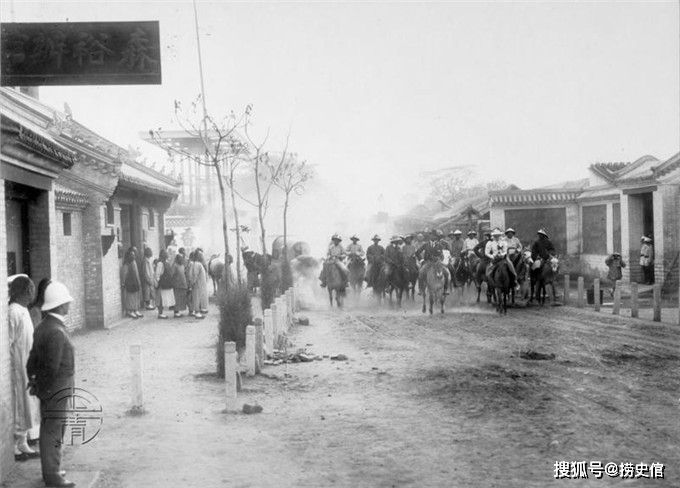 老照片：1898年德国人占领下的青岛，清廷官员陪着亨利亲王骑马游玩