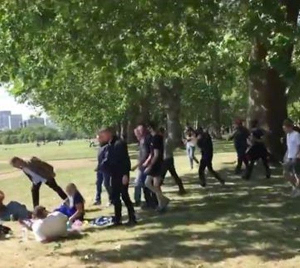 英国女子在公园安静地野餐，一群示威者走过来二话不说就吐口水